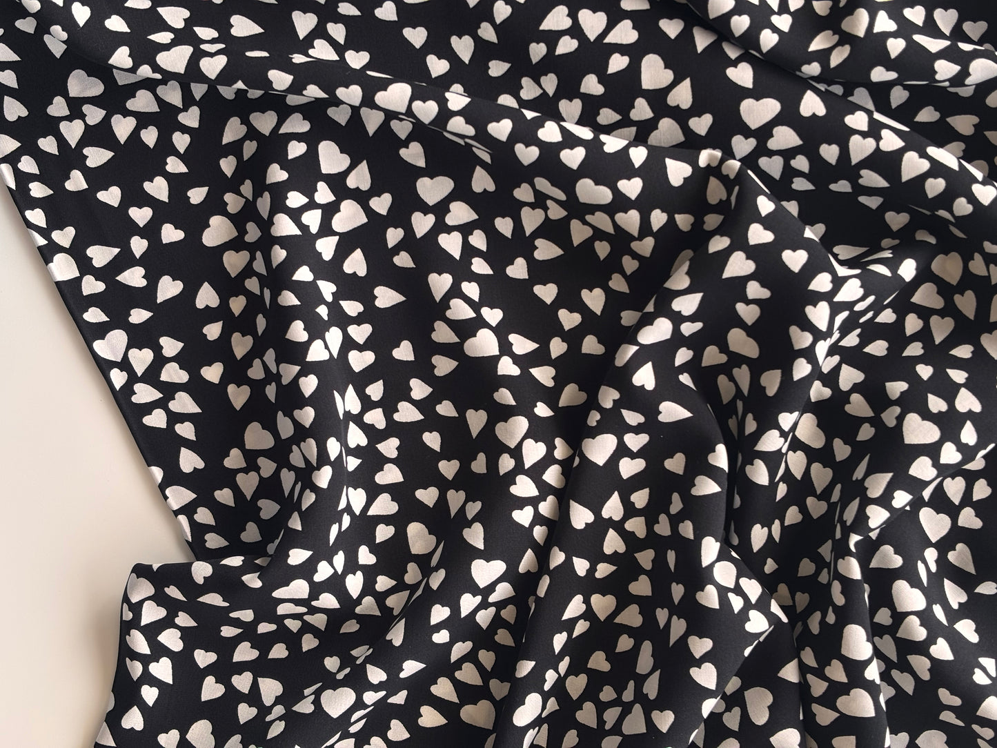 Viscose ECOVERO™ - Black & White Hearts