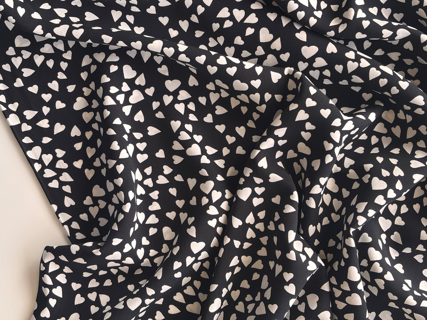 Viscose ECOVERO™ - Black & White Hearts