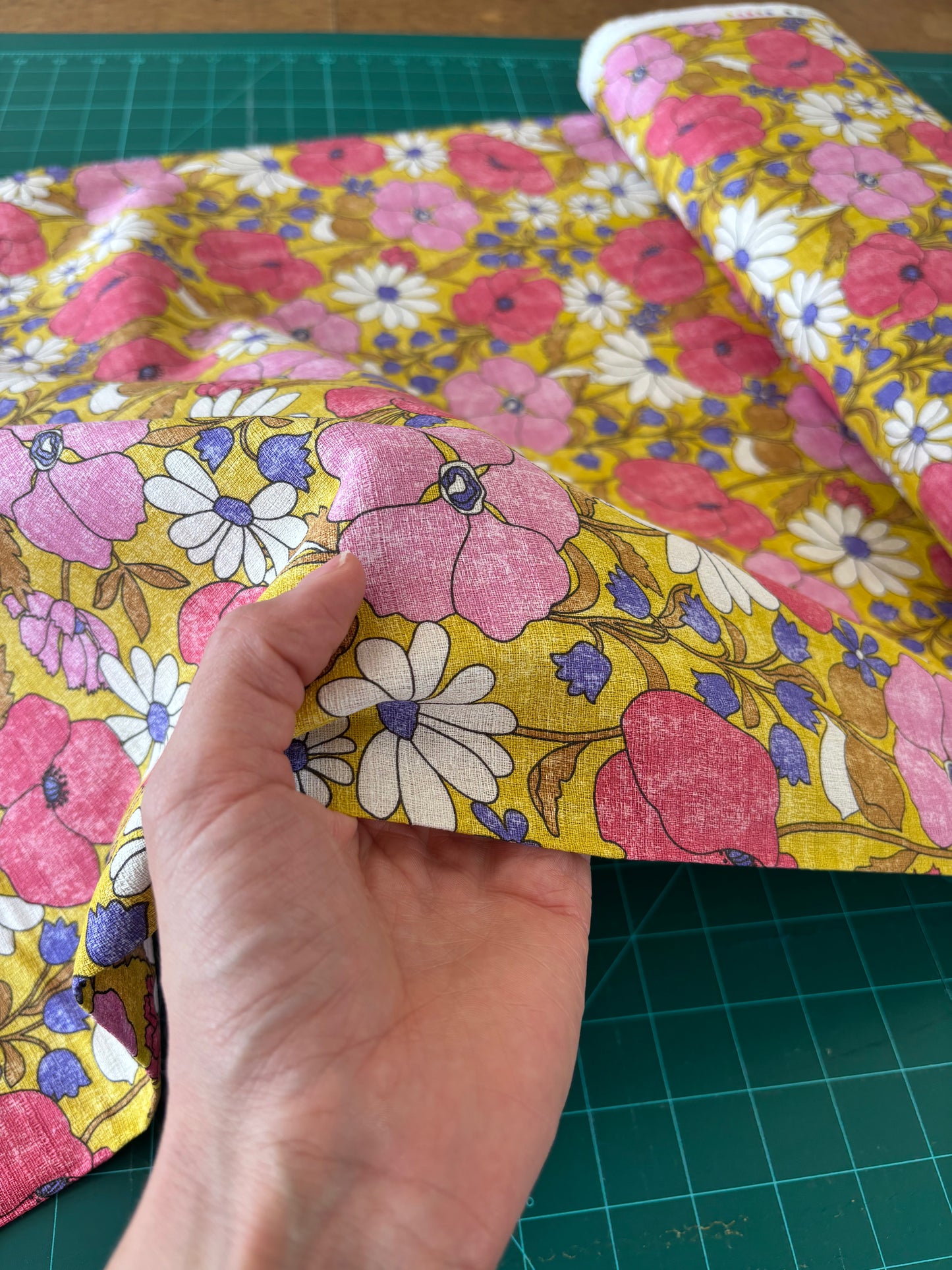 Kokka - Retro Blooms Cotton Barkcloth (Pink)