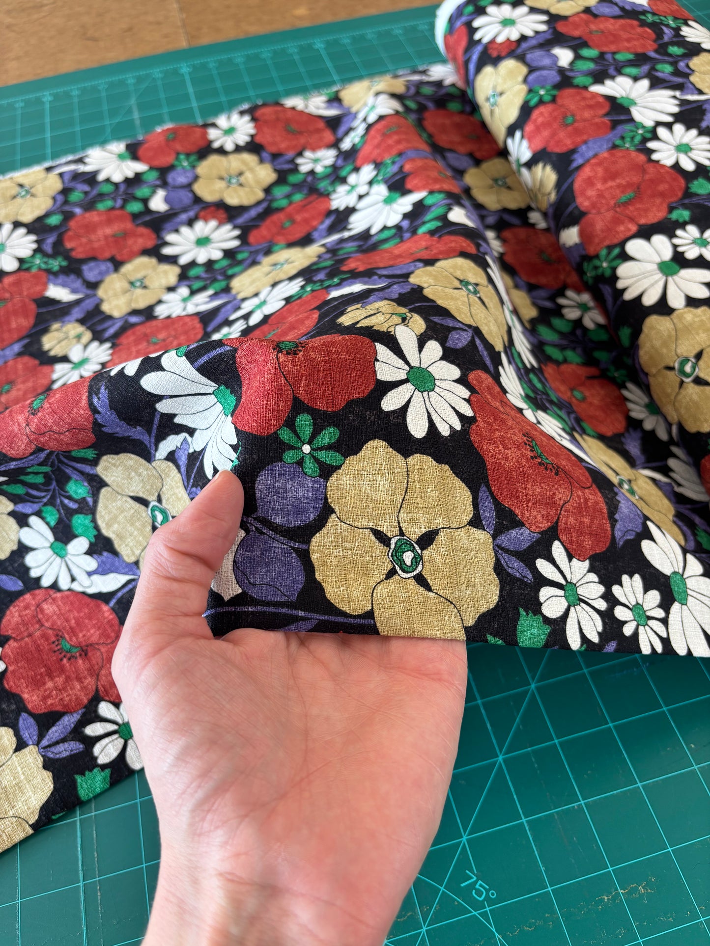 Kokka - Retro Blooms Cotton Barkcloth (Black)