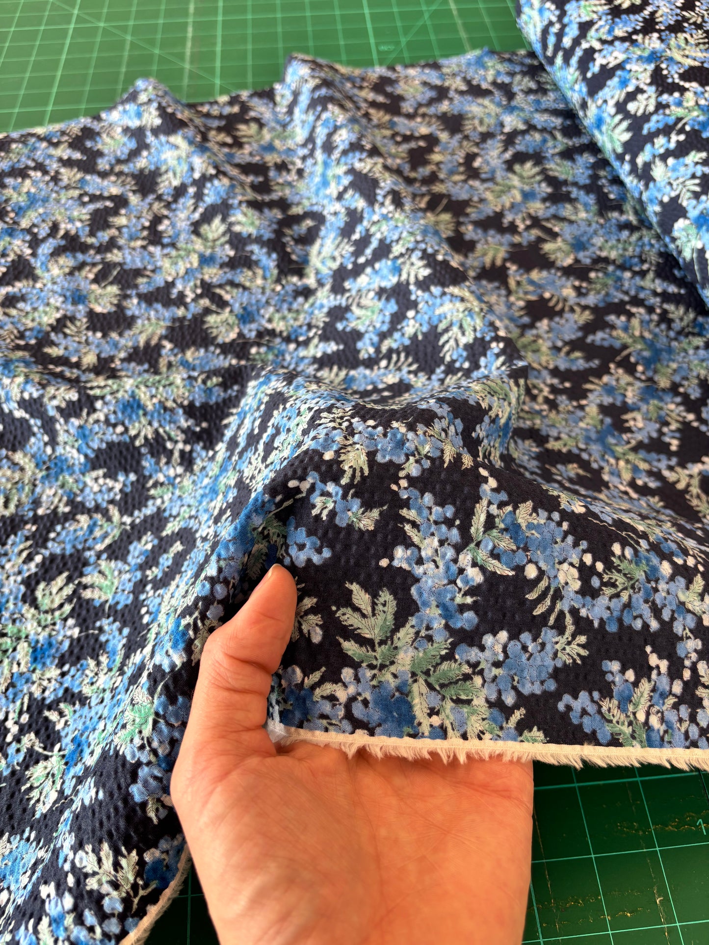 Kokka - Ripple Cotton Lawn in Indigo Berries