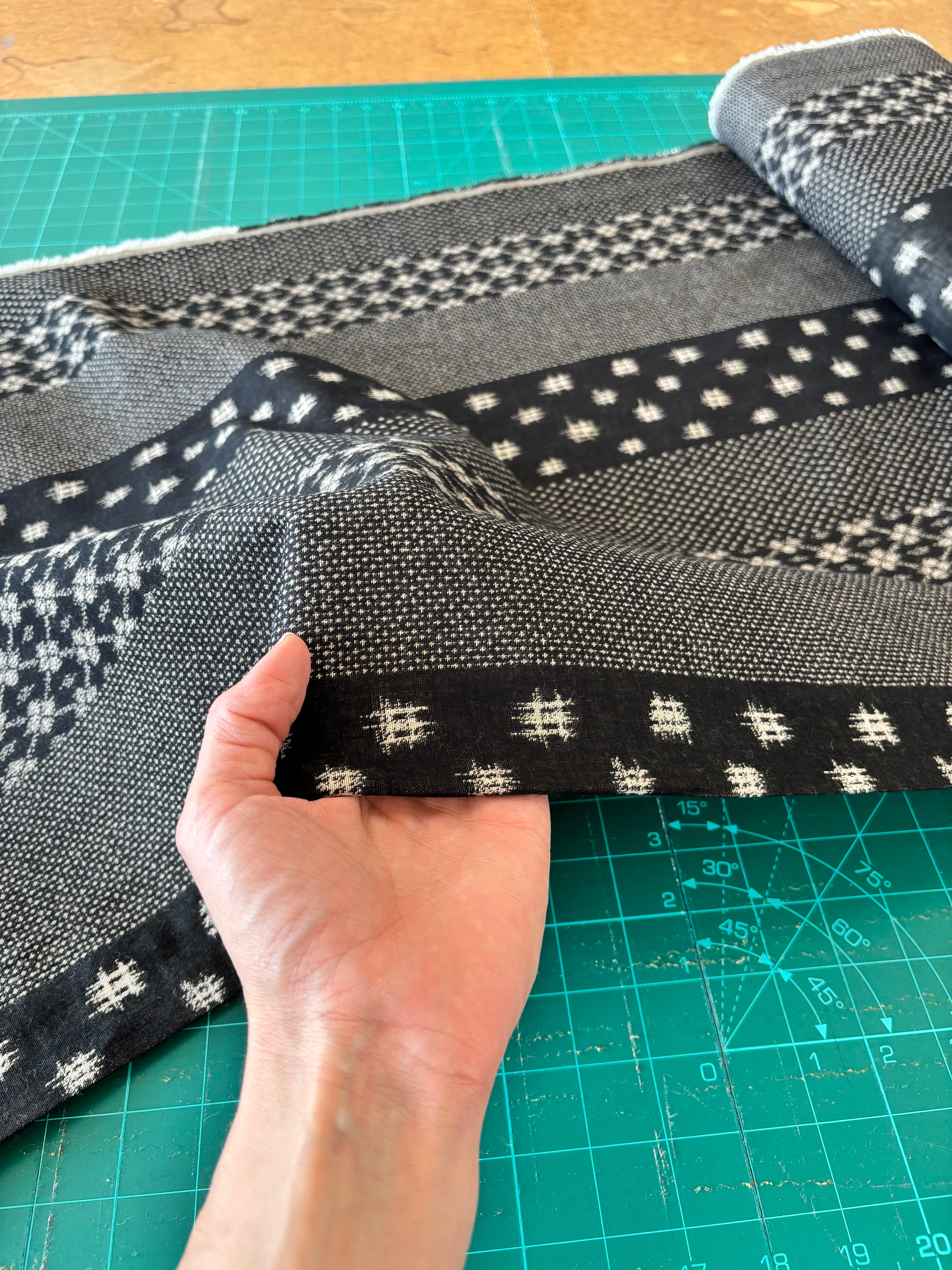 Kobayashi - Reversible Wide Stipe Cotton in Black